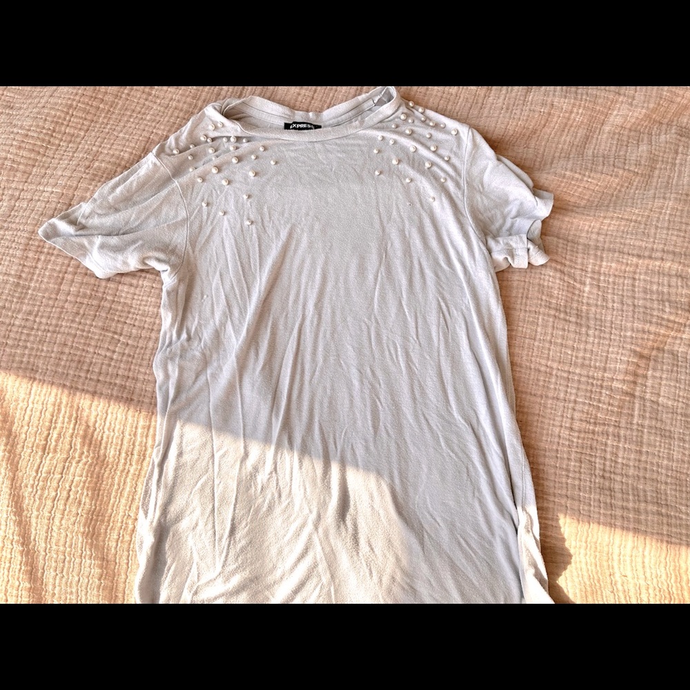 gray t-shirt with pearl detail